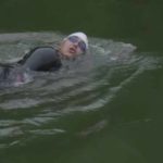 La nuotatrice in azione nel documentario I am Mariam Bin Laden di Vito Robbiani (Svizzera, 2019)