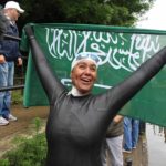 Mariam Bin Laden trionfante dopo una vittoria nel documentario I am Mariam Bin Laden di Vito Robbiani (Svizzera, 2019)