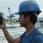 Un operaio consulta il suo smart-phone nel documentario Il Pianeta in mare di Daniele Segre (Italia, 2019)