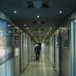 Una simbolica imamgine tratta dal documentario Il Pianeta in mare di Daniele Segre (Italia, 2019)