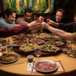 La versione adulta del "Club dei perdenti" in un momento conviviale di It: Capitolo due di Andy Muschietti (It: Chapter Two, USA, Canada 2019)