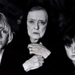 La diva Bette Davis con giovani attrici in un'immagine pubblicitaria di The Watcher in the Woods di John Hough (Titolo italiano Gli occhi del parco, USA 1980)