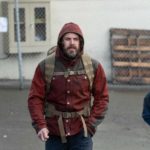 Casey Affleck e la giovanissima Anna Pniowsky in un'immagine tratta da Light of My Life di Casey Affleck (USA, 2019)