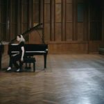 Lezioni di pianoforte durante Prélude di Sabrina Sarabi (Germania, 2019)