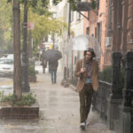 Timothée Chalamet in una piovosa immagine da Un giorno di pioggia a New York di Woody Allen (A Rainy Day in New York, USA 2019)