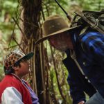 Il giovanissimo Julian Dennison e Sam Neill in un momento di Selvaggi in fuga di Taika Waititi (Hunt for the Wilderpeople, Nuova Zelanda 2016)