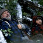 I due interpreti in un'altra immagine tratta da Selvaggi in fuga di Taika Waititi (Hunt for the Wilderpeople, Nuova Zelanda 2016)