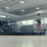Acrobazie sul ghiaccio durante Spinning Out, serie tv creata da Samantha Stratton (USA, 2020)