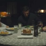 Una triste cena familiare in The Lodge di Veronika Franz e Severin Fiala (UK, USA, Canada 2019)