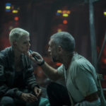 Vincent Cassel si prende cura di Kristen Stewart in un momento di Underwater di William Eubank (USA, 2020)