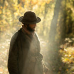 John Magaro in un'immagine tratta da First Cow di Kelly Reichardt (USA, 2019)