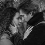 Oulaya Amamra e Logann Antuofermo in un'immagine sentimentale tratta da Le sel des larmes di Philippe Garrel (Francia, Svizzera 2020)