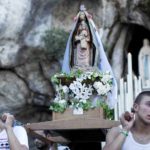 Processioni sacrali nel corso del documentario Lourdes di Thierry Demazière e Alban Teurlai (Francia, 2019)