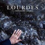La locandina originale del documentario Lourdes di Thierry Demazière e Alban Teurlai (Francia, 2019)