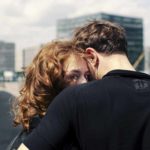 Paula Beer e Franz Rogowski in un momento di Undine di Christian Petzold (Germania, Francia 2020)