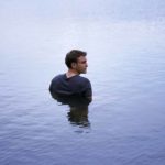 Franz Rogowski in una simbolica immagine tratta da Undine di Christian Petzold (Germania, Francia 2020)