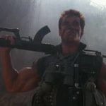 Arnold Schwarzenegger armato fino ai denti in un'immagine tratta da Commando di Mark L. Lester (USA, 1985)