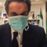 Il Presidente della Regione Lombardia Attilio Fontana indossa la mascherina anti-virale
