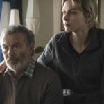 Paolo Sassanelli con Elena Radonicich in un momento di Bella da morire, fiction tv diretta da Andrea Molaioli (Italia, 2020)