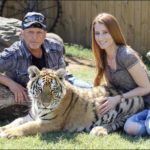 Una tigre i suoi proprietari in bella mostra durante Tiger King, serie tv creata da Eric Goode (USA, 2020)