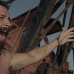 Un trionfante Shia Labeouf in un'immagine tratta da In viaggio verso un sogno di Tyler Nilson e Michael Schwartz (The Peanut Butter Falcon, USA 2019)