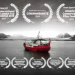 Un manifesto promozionale del documentario Messaggi dalla fine del mondo di Matteo Born (Svizzera, 2018)