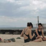 Momenti sulla spiaggia durante il corto Vesna Goodbye di Sara Kern (Zhogom Vesna, Australia, Slovenia 2020)