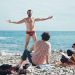 Momenti sulla spiaggia in Easy Living - La vita facile di Orso Miyakawa e Peter Miyakawa (Italia, 2019)