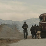 Bus in viaggio durante il corto Elephantbird di Masoud Soheil (Afghanistan, Iran 2018)