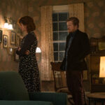 Jessie Buckley con Jesse Plemons in un'altra immagine tratta da Sto pensando di finirla qui di Charlie Kaufman (I'm Thinking of Ending Things, USA 2020)