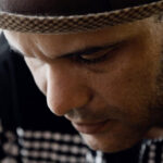 Un intenso primo piano di Serge Bombara in Time Is On Our Side di Katy Léna Ndiaye (On a le temps pour nous, Belgio, Senegal, Burkina Faso 2019)